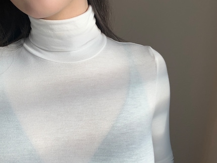 Ohne Seamless-Top: Der BH zeichnet sich unter dem dünnen Stoff ab.