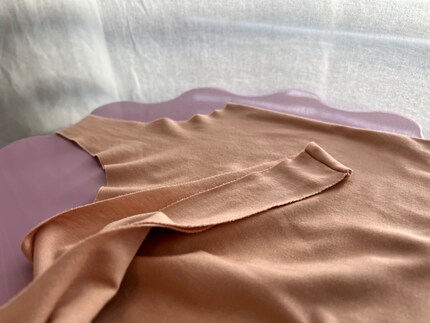 Dank nahtlosen Säumen und feinem Stoff siehst du das Unterhemd unter Oberteilen kaum.