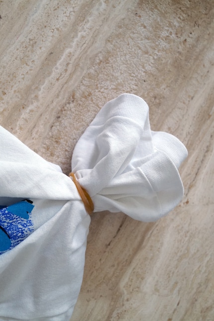 Stretch a rubber band around the T-shirt ...