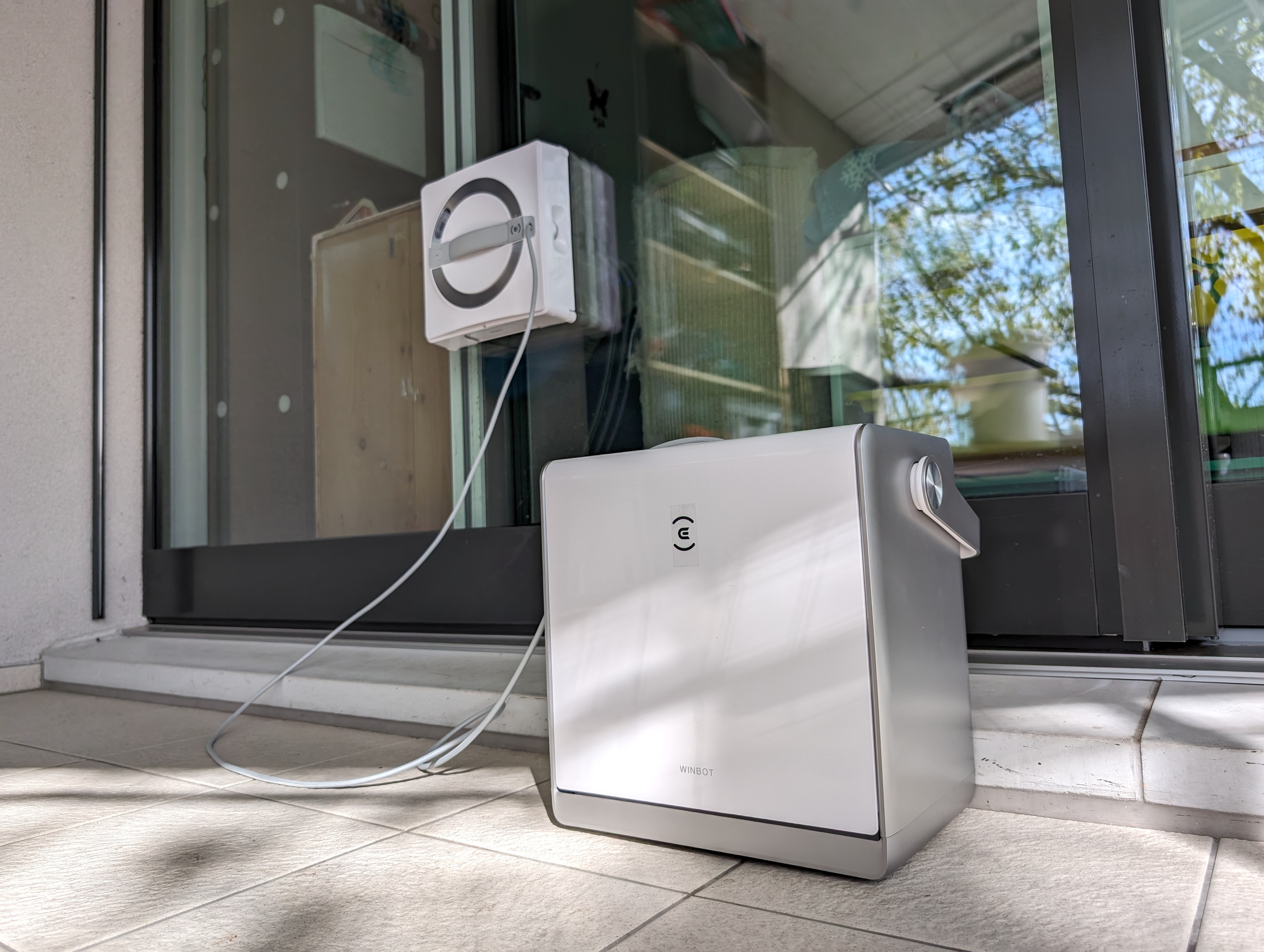 Ecovacs Winbot W2 Omni: the robot is a decent window cleaner - Galaxus