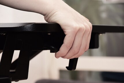 Sobald ich den Druckgriff auf der rechten Vorderseite betätige, ...