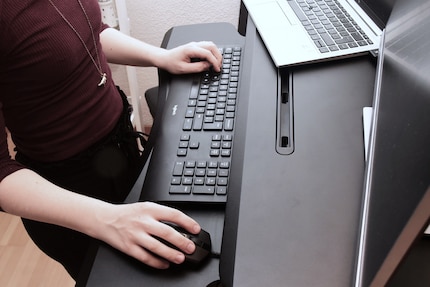 Die Tastatur-Fläche ist etwas zu schmal geraten. Die ergonomische Abrundung mag für den einen oder anderen nützlich sein, mir wäre stattdessen etwas mehr Platz lieber.