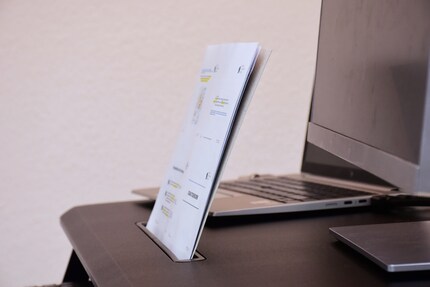 Nebst dem Tablet finden auch A4-Blätter gut im Spalt Platz.