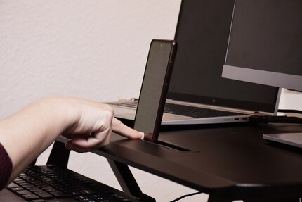 Für das Smartphone hingegen ist der Schlitz etwas zu tief, ich komme kaum an den Fingerabdruck-Scanner.