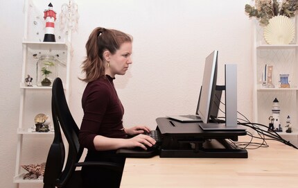 Auch im Sitzen ist die Höhe der Bildschirme passend. Bitte den Kabelsalat ignorieren.