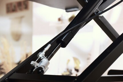 ... aktiviert das die Gasdruckfeder und der Stehtisch-Aufsatz lässt sich leicht hoch- und runterfahren.