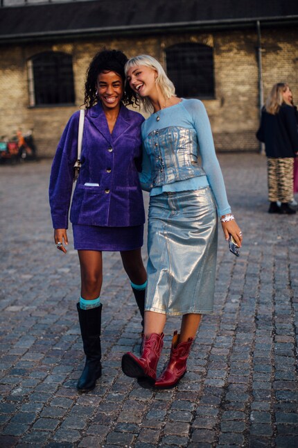 Bunte Socken oder mutige Farben machen deine Boots zum Outfit-Highlight.