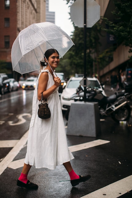 Cooler Stilbruch zum verträumten Sommerkleid.
