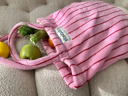 Mit ihren Massen von 50 mal 45 Zentimetern bietet «Naram» von Bongusta reichlich Platz.