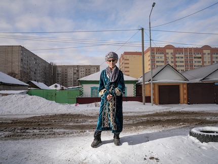 Un vieux Kazakh dans une robe traditionnelle que les jeunes ne portent plus à cause de la mondialisation.