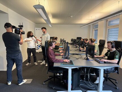 Luca von «anyoney home» steht im Interview Rede und Antwort, während sich die anderen Teammitglieder auf den Match vorbereiten.