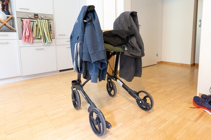 Dopo i primi tempi, il mio deambulatore diventa un attaccapanni a casa.