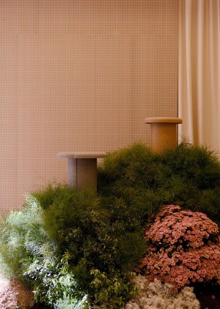 Die «Alder»-Tische von Patricia Urquiola punkten mit Erdtönen und weichen Kanten.