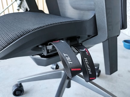 La stabile base in alluminio garantisce una capacità di carico fino a 150 kg. Grazie alle cinghie, è possibile regolare la sedia anche da seduti, senza doversi contorcere.