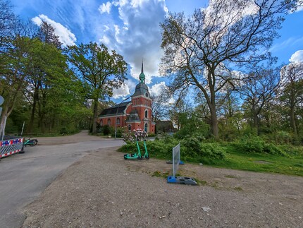 The wide-angle camera brings more to the picture without any great loss of quality.