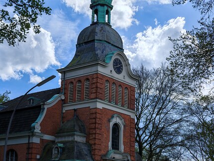 The zoom is optical up to 2.5× magnification.