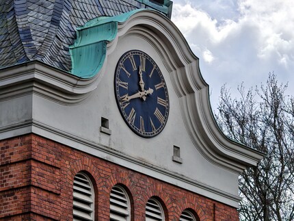 Digital zoom reaches its limit at 10× magnification.