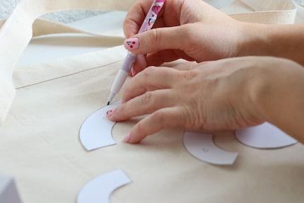 Traccio le forme ritagliate sul tessuto con una matita.