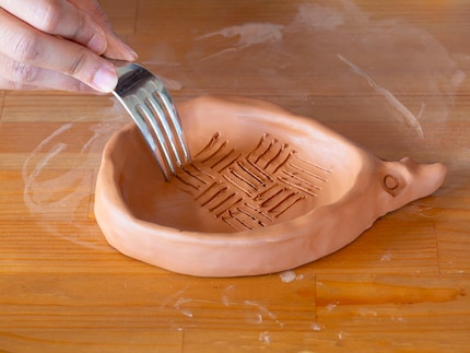 The grooves create a larger surface area so that the water can spread better.