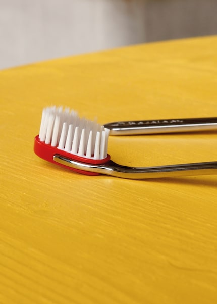 La testa sostituibile degli accessori Berninox è realizzata in plastica riciclata, mentre il manico è in acciaio inossidabile.