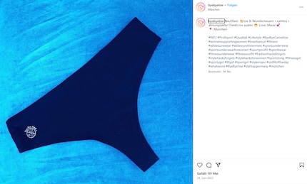 Les tangas ont un design simple et montrent un petit logo à droite.