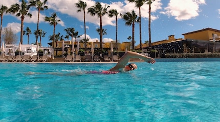 Durante il test in piscina gli occhialini non lasciano entrare acqua e il display a realtà aumentata si legge bene.