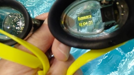 Nel display AR della lente degli occhialini hai i dati delle tue prestazioni sempre davanti agli occhi.