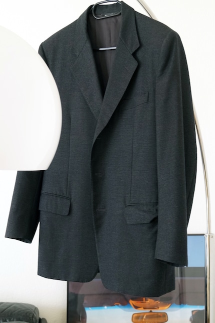 Indosso volentieri questo blazer di seconda mano, senza un pizzico di ironia.