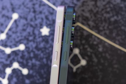 Hardly any differences between the two models. On the left, the Galaxy A35 with its smooth aluminium frame. On the right, the A55 with visible polish.