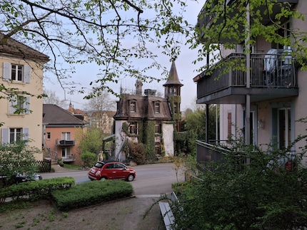 The picture at its original distance.