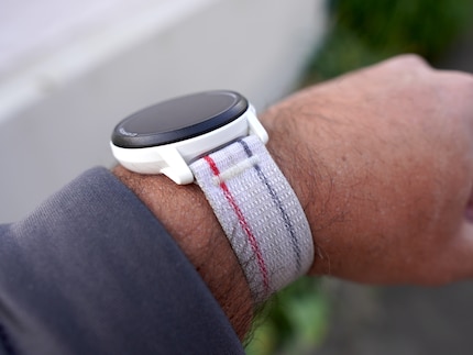 The case is made of plastic – the textile strap is comfortable, but susceptible to grime.