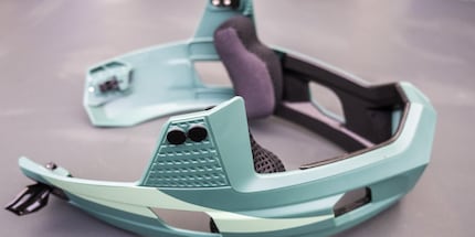 The chin guard can be attached to the helmet with two clicks.