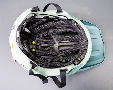 Two liners inside the Super Air R Spherical Mips rotate inside each other like a ball and socket. They’re designed to offer the highest possible level of protection.