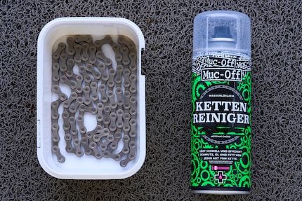La pulizia della catena va fatta in più passaggi. Se la catena è già stata usata, per prima cosa puliscila con il detergente per catene Muc-Off.