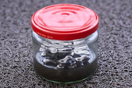 Non si presenta bene: nel vasetto da marmellata si è depositata la sporcizia di una catena che era già stata usata e pulita.