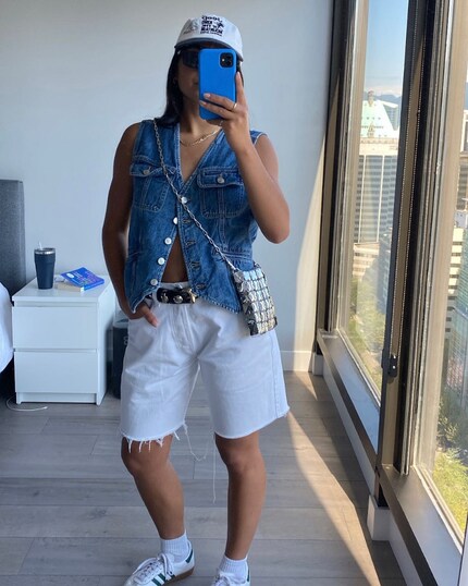 Lo smanicato in denim in uso estivo.