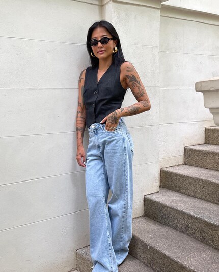 Luciane Sakon en tire un look plus décontracté.