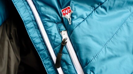 Practical pockets with zippers stand out.