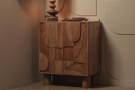 In «Collection», gli intagli valorizzano le venature del legno.
