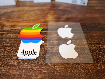 Das farbige Apple-Logo als Aufkleber (wohl aus den späten 1980er Jahren) im Vergleich zur aktuellen Version.