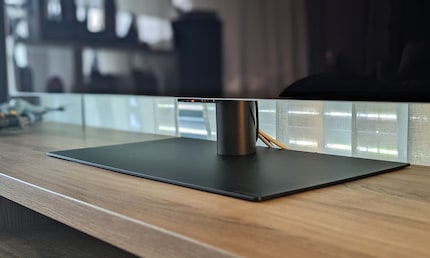 Wegen meiner Fensterfront kann ich den LG G4 nicht an eine Wand montieren. Zum Glück gehört der Standfuss ab diesem Jahr endlich auch zum Lieferumfang.