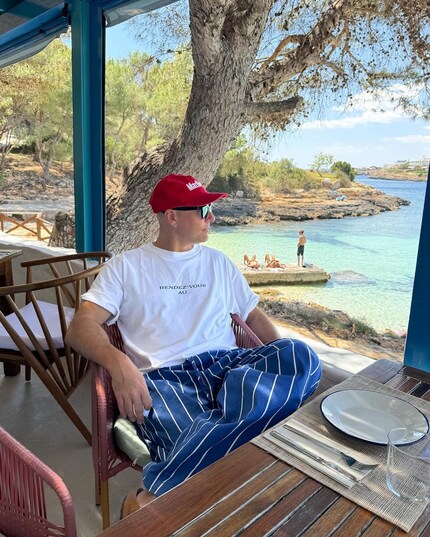 Sleep or hit the streets in this look.