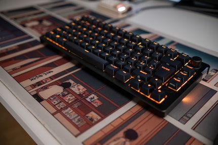 The lighting adapts to ambient brightness thanks to a sensor.