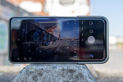 Het scherm is helder genoeg als zoeker in de zon, maar zou nog helderder kunnen.