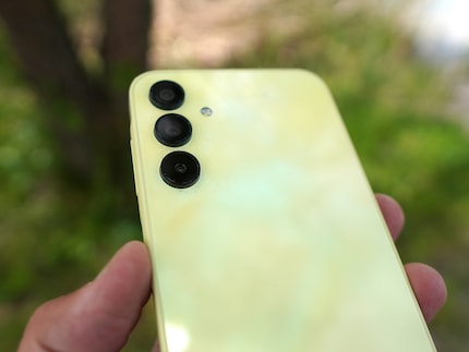 Il retro in plastica colorata ricorda l'iPhone 5c.
