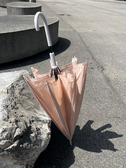 Grâce à un cran d’arrêt, le parapluie peut être séché à moitié ouvert.