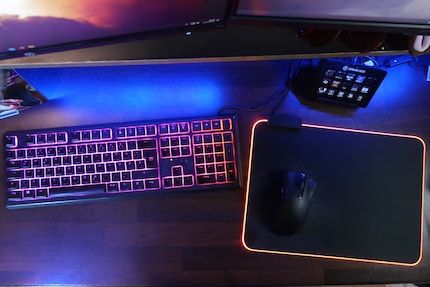 J’aime le fait que le clavier et le tapis de souris brillent ainsi.