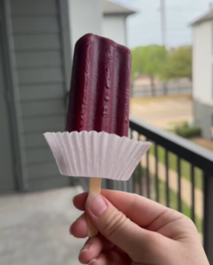Ainsi, la majeure partie de la glace se retrouve dans le moule à muffins plutôt que sur les vêtements.
