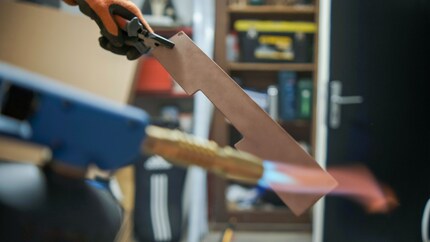 Avec le bec bunsen, je chauffe la pièce de cuivre.