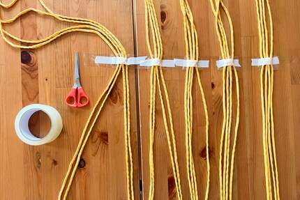 Das Malerband ist nicht genug stark, deshalb fixiere ich die Seile mit einer zweiten Schicht Klebeband. Doppelt hält besser.